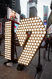 Die Jahreszahl ist bereits eingetroffen, beleuchtet mit 516 energieeffizienten LED-Lampen -  kurze Zeit haben Besucher am Times Square die Möglichkeit, neben den Ziffern zu stehen und ein Selfie zu machen  ©Countdown Entertainment/Ian Hardy